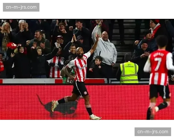 布伦特福德蒂亚戈膝盖撞射破门，第二次折射进球展现运气成分